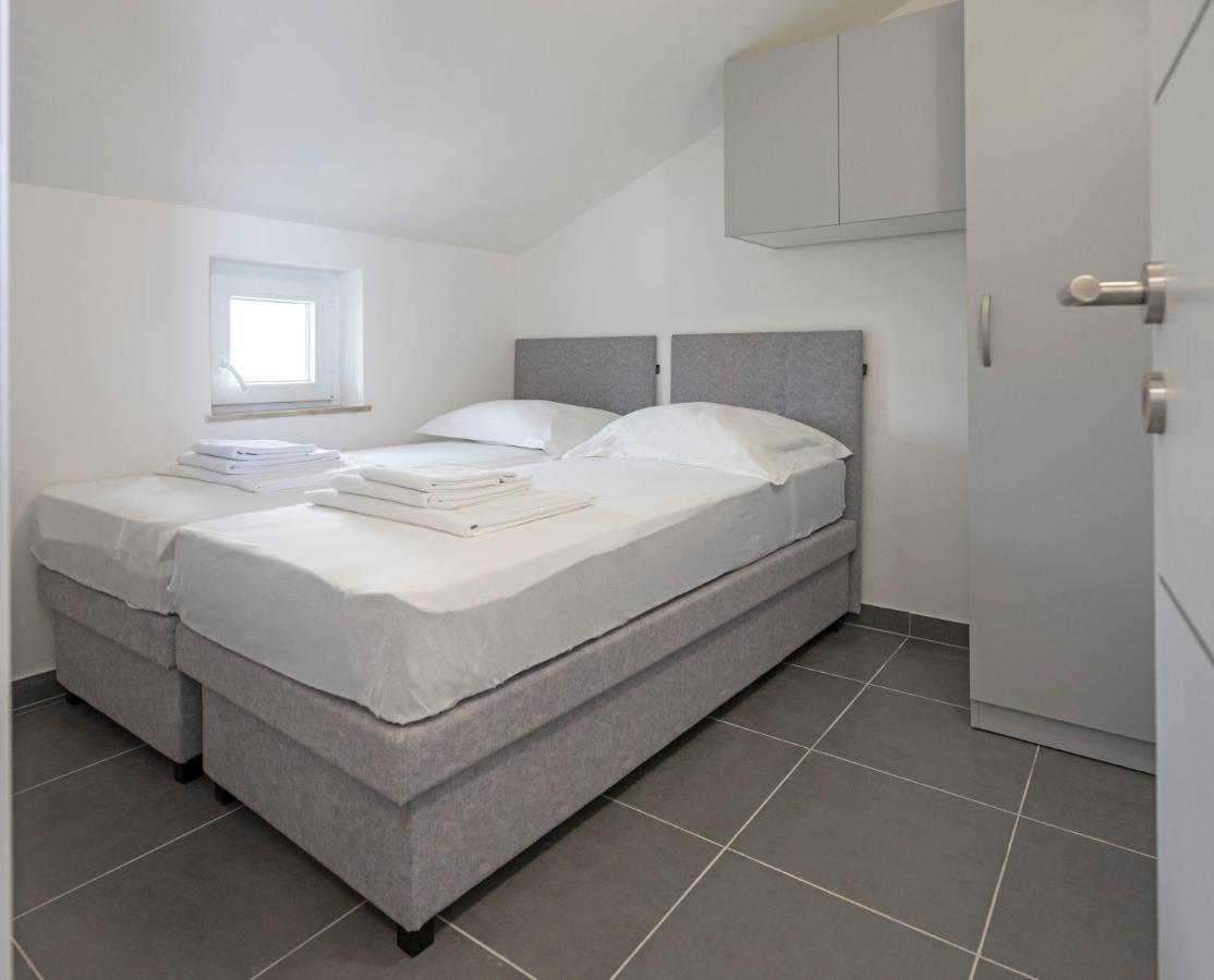 Apartmani Lovren Novalja Exterior foto