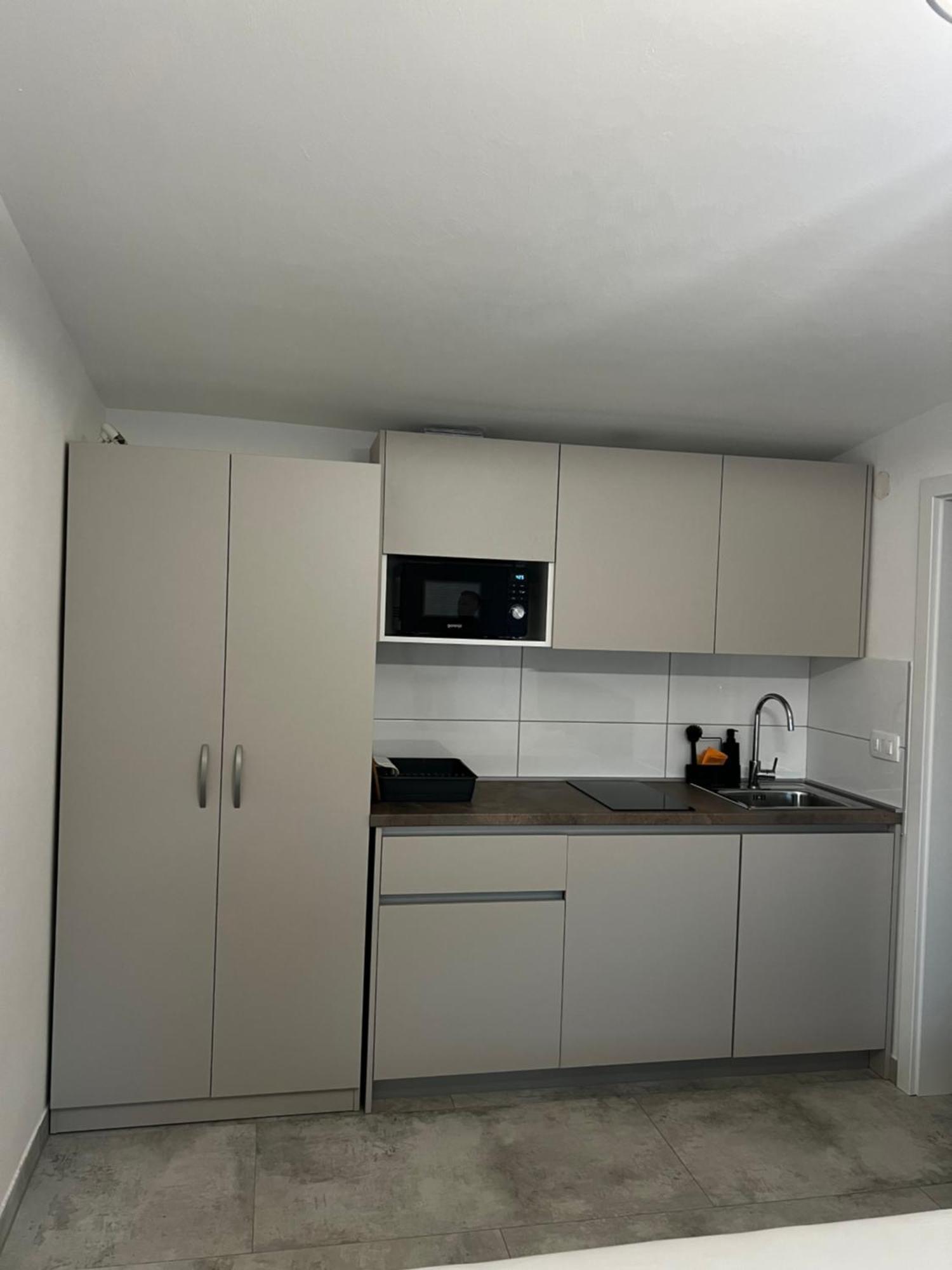 Apartmani Lovren Novalja Exterior foto