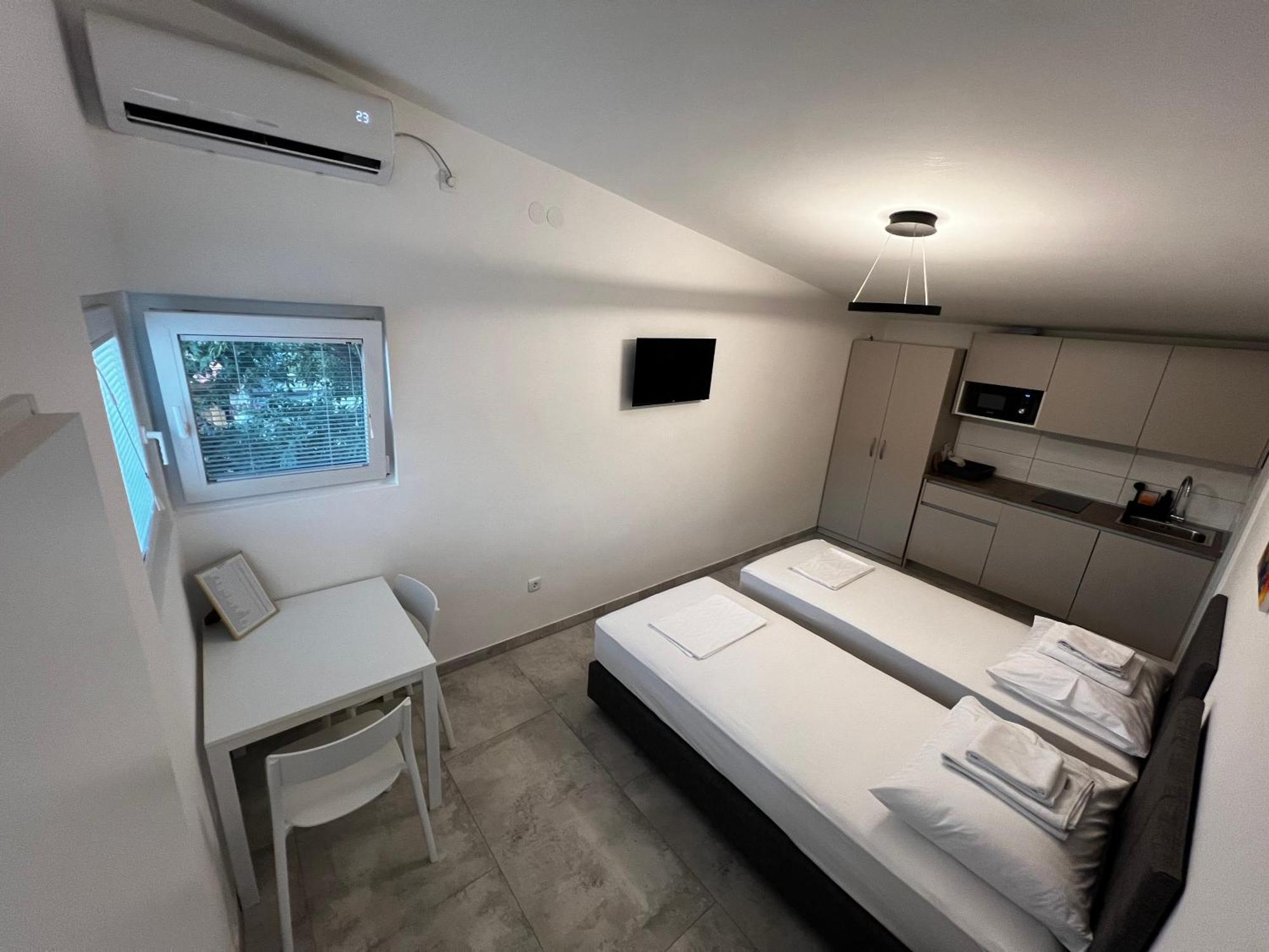 Apartmani Lovren Novalja Exterior foto